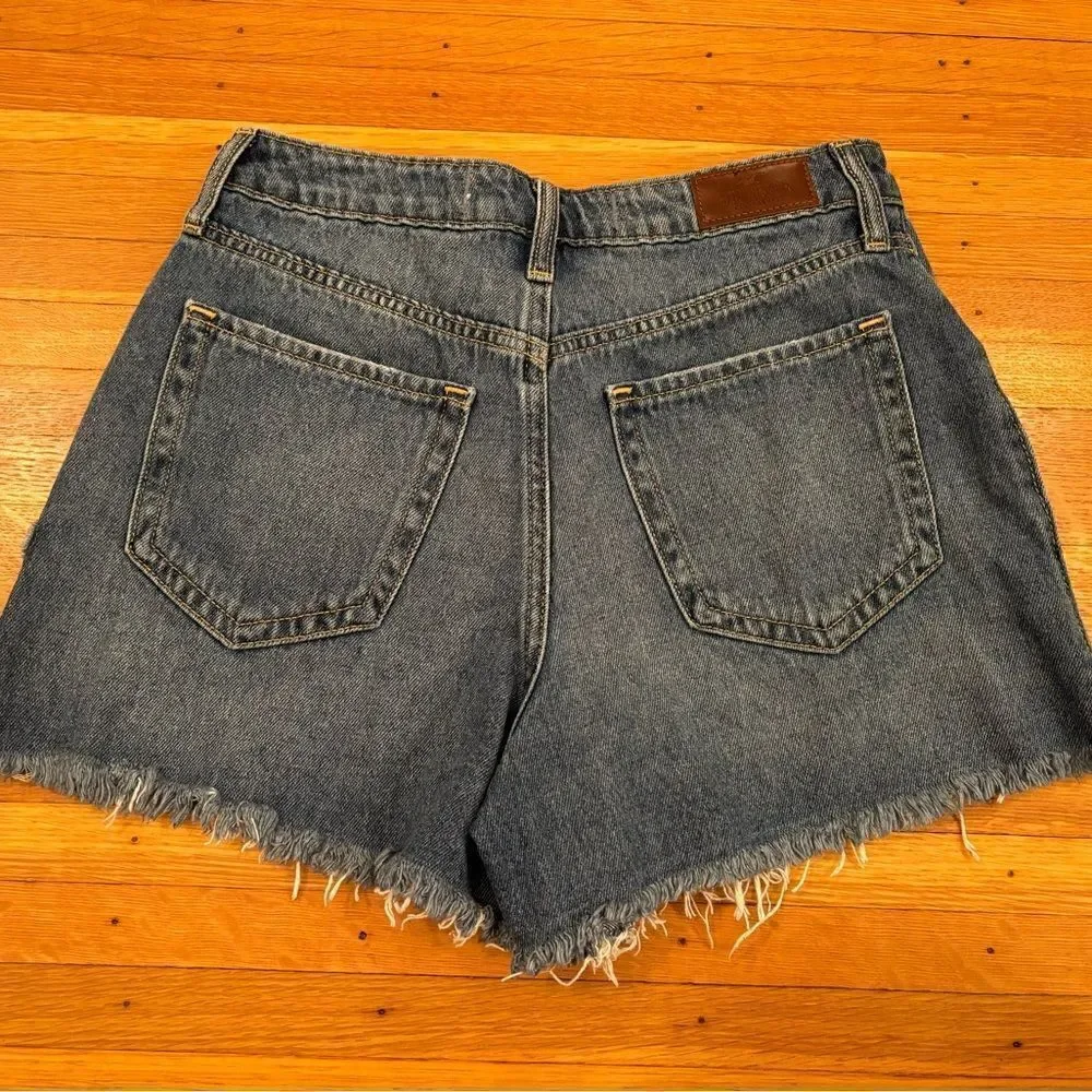 Hollister Ultra Highrise Relaxed Mom Short 3” denim shorts with flower details